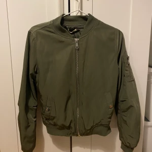 Bomberjacka  - Snygg militärgrön jacka!  Köparen står för frakt 