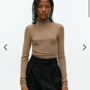 Arket merinoull polo - Helt ny och oanvänd polotröja i merinoull från arket. Säljes pga fel storlek. Nypris: 590