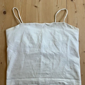 Vit och svart linne  - Hej, jag säljer två st spagettilinnen från Gina Tricot. Det ena linnet är svart och det andra vitt, som ni kan se på bilden. Båda linnerna är i storleken s. Ordinarie priset på ett linne är 100, men dessa kostar 50 + frakt.