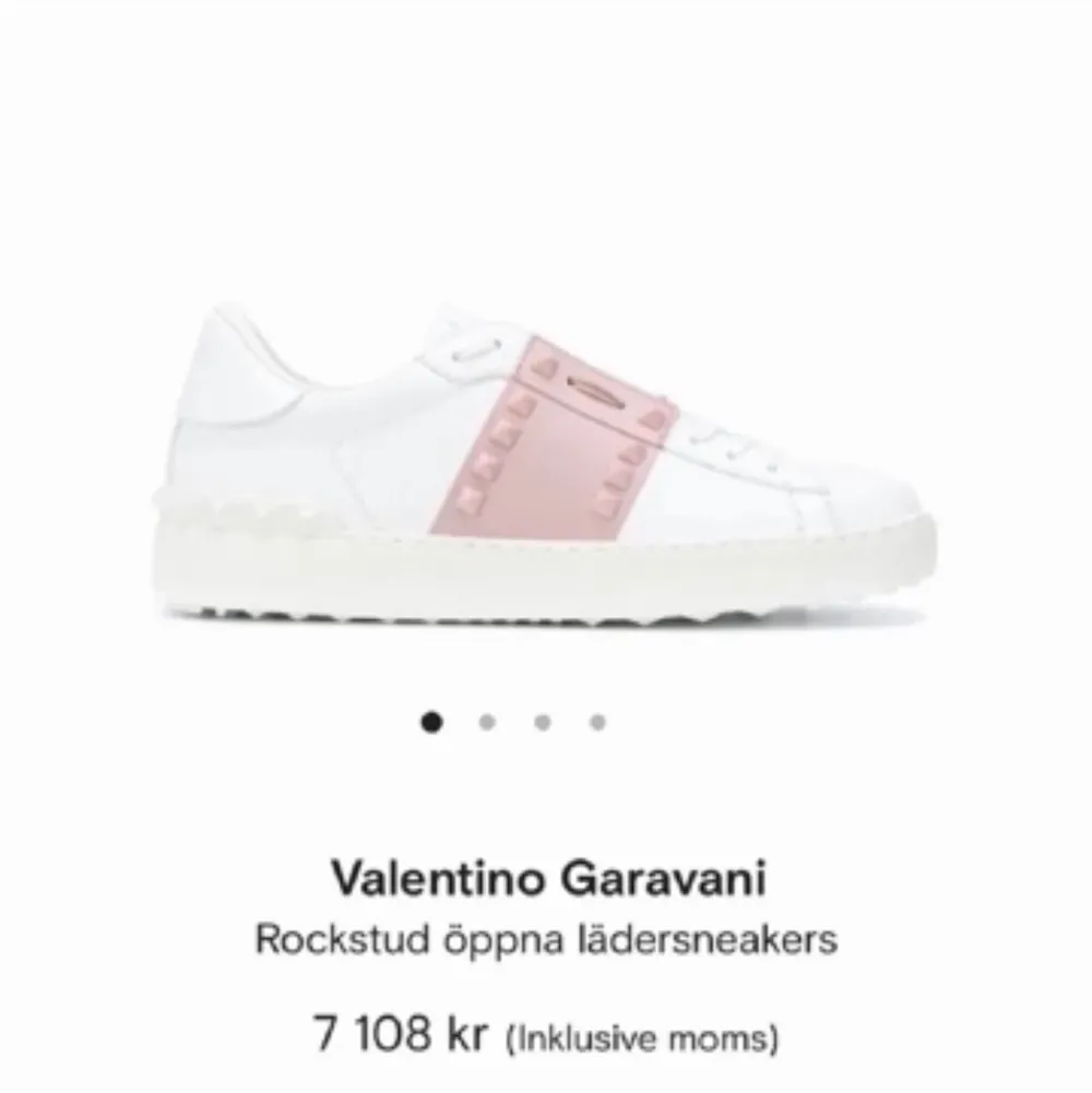 Valentino sneakers kvitto, box, dustbag och korten följer med. De är i storlek 38 men passar även 39. Gör inga byten. Tryck inte på köp direkt💕. Skor.