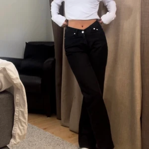 Midrise jeans från weekday - Midrise jeans från weekday, aldrig använda🥰storlek 25 i midjan! Köparen står för frakt🥰