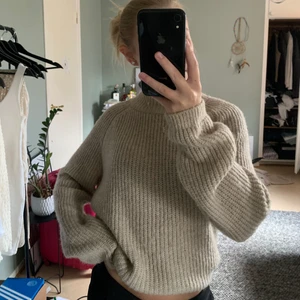 Stickad tröja - En jättefin och mysig tröja från Only i storlek XS, känns dock mer som en S! Superfin men tyvärr inte riktigt min färg så därför har den inte kommit till användning. Säljs för 200kr ink frakt. 