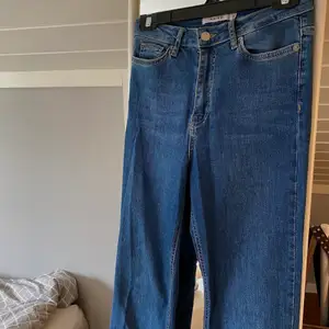 Blå bootcut jeans från NA-KD i stl 38, använda ett fåtal gånger