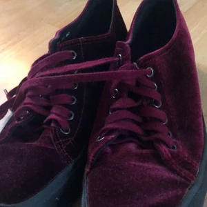 Vinröda skor - Snygga skor i storlek 39. ALDRIG ANVÄNDA. Sammetslena och höstfina. 