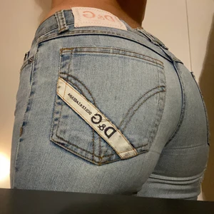 Lågmidjade Vintage dolce gabbana jeans  - Lågmidjade dolce gabbana jeans i fint skick, italiensk storlek 30,44 men passar mig som är 166 och brukar ha s/m. Pris kan diskuteras 