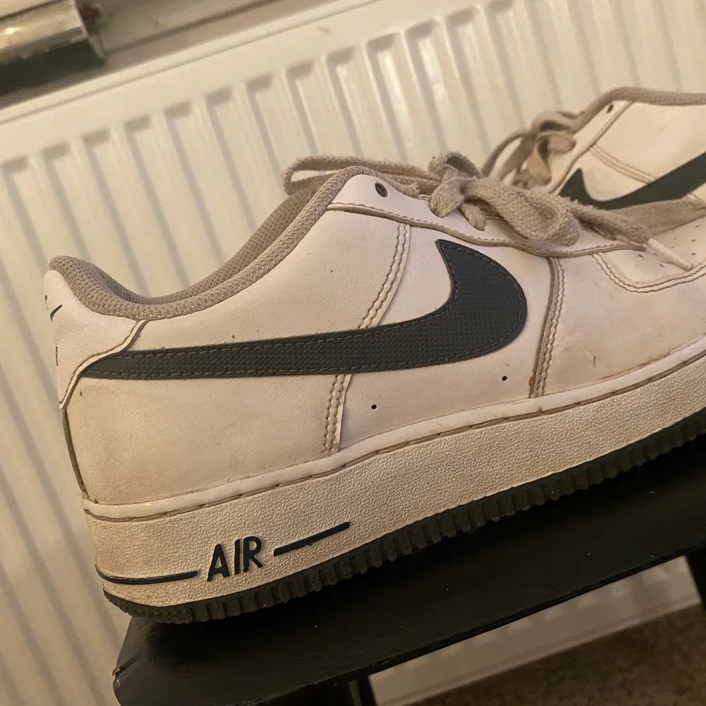 Hej! Säljer mina nike air skor köpta för 2 månader sedan! Ändå rätt så använt skick därav priset, dock inga vidare effekter förutom lite smuts som man bara kan tvätta! Tänker ska nämna att liteee av de svarta på ”air” texten är borta. Skriv för bilder💞. Skor.