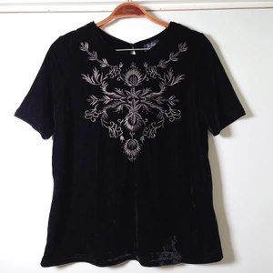 Sammetstopp - Topp i svart sammet/velvet/velour med broderat ornament🌿