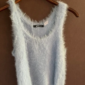 Linne från Gina Tricot - Fluffigt, blått linne från Gina Tricot. Priset är exklusive frakt