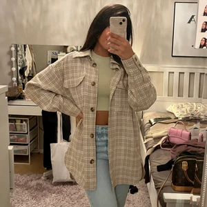 Beige skjortjacka - En helt ny och oanvänd skjortjacka som är i beige tweedtyg. Köpt från H&M. 