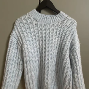 Blå stickad tröja - Säljer nu denna fina tröja från nakd som jag köpte för ett par år sen. Perfekt till nu i höst ❣️Den är jättemjuk och sticks inte alls!  Köpare står för frakten 🍀