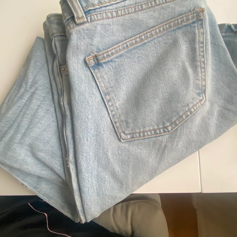 Säljer mina helt nya lågmidjade zara jeans i storlek 38, då jag beställde fel Storlek och inte kunde returnera. ❤️. Jeans & Byxor.