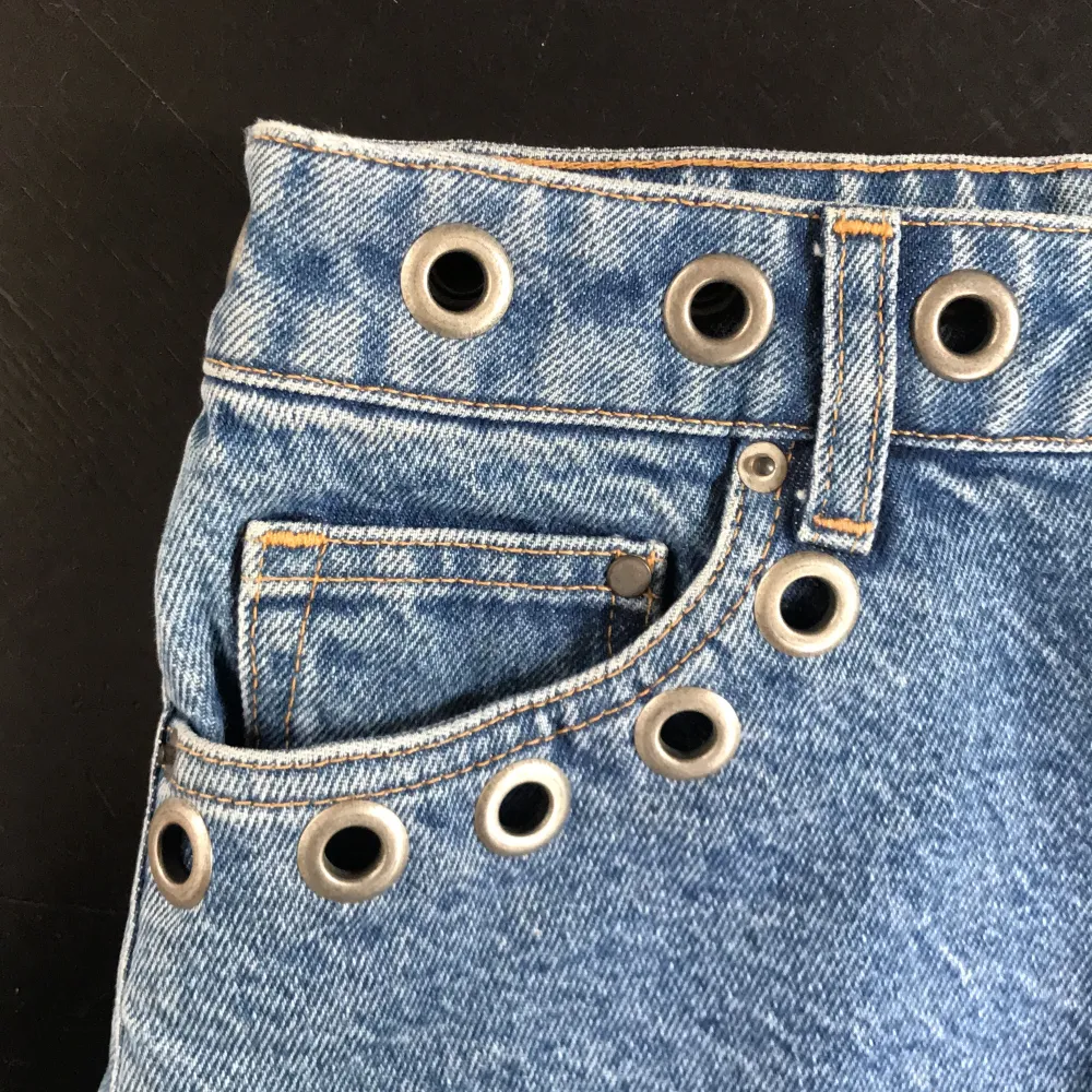 Jättesnygga jeans-short från h&m, man kan trä ett snöre/kedja i hålen som en snygg detalj. Trasig/avklippt stil vid benen. Mycket bra skick.. Shorts.
