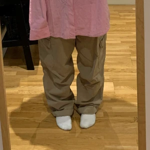 beige baggy cargopants - beige baggy cargobyxor från carrera! köpta på humana för 2 år sedan, använda men väldigt gott skick! skriv för frågor! priset kan diskuteras