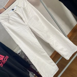 Vita jeans (divided)hm - Vita jeans från hm’s.vid i modellen. Finns liten fläck på vänster ben. Hund finns i hemmet. 