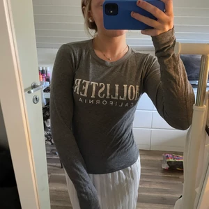 Hollister - En grå långärmad tröja från Hollister. Andvänder inte längre men har andvänt innan. Inte alls mycket men är i bra skick. Ingen fri frakt!!