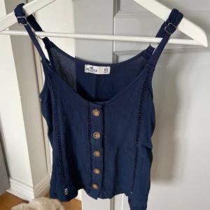 Marinblått linne - Jättefint marinblått linne med justerbara band, i strl XS. I bra skick.