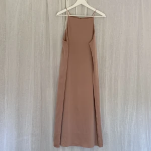 Klänning  - Fin beige/champagnefärgad klänning som går att klä upp och ner, använd fåtal gånger 💕 Köpare står för frakt 🌸