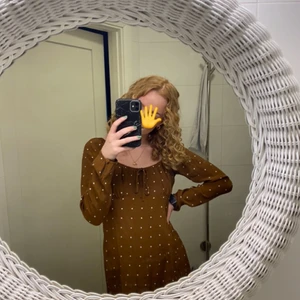 Brun klänning🤎🤎 - Säljer min nästan helt oanvända klänning från NA-KD som tyvärr inte kommer till användning då jag tkr den är lite för kort på mig (är 1.71 cm)💗 På tredje bilden syns längden på mig😁 Köparen står för frakten⚡️⚡️