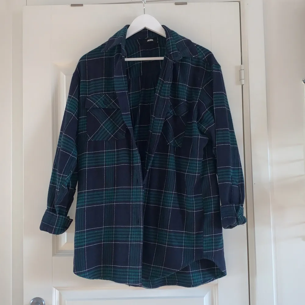 Blå/grön skjortjacka från Bikbok i storlek S. Oversize och längre modell. Knappt använd.. Skjortor.