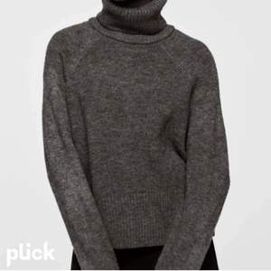 Jättefin grå stickad tröja från zara💗💗fint skick!!! Säljer pågrund av att den inte kommer till användning😊storlek M 
