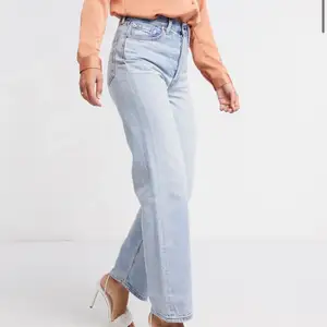 Super snygga jeans som tyvärr inte kommit till användning. Dom är i strl 25 och jag är 1,64cm. 🤍