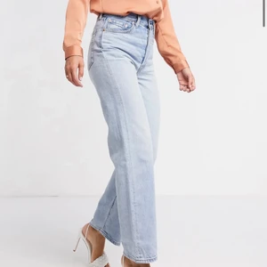 Levis  - Super snygga jeans som tyvärr inte kommit till användning. Dom är i strl 25 och jag är 1,64cm. 🤍