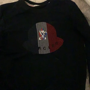 Moncler tröja  - En moncler tröja används få tal gånger, är i bra skick 
