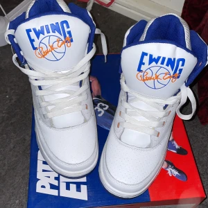 Patrick Ewing skor - knappt oanvända Patrick Ewing skor. Har legat på hyllan och dammat i flera år.
