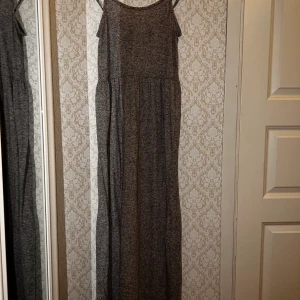 Klänning - Lång grå klänning 