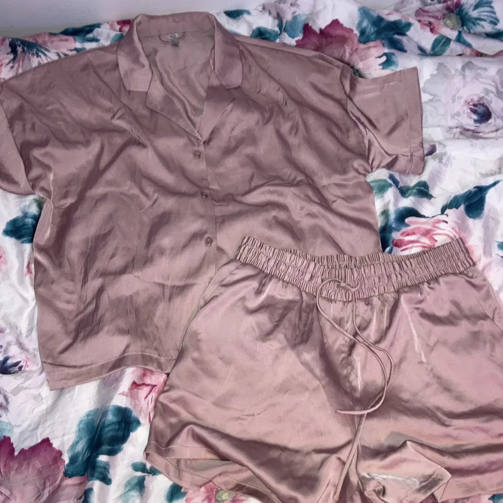 Pyjamas set i satin från lindex i nyskick, aldrig använt. Storlek medium i en kall pastelrosa färg och skänt material, supergullig men använder aldrig och säljer därför. Köpt för 399:- säljer billigare. Muu.