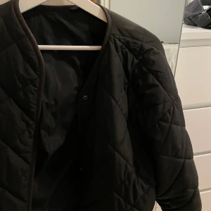Jacka & other stories - Svart jacka från & other stories. I storlek 40 men oversize i modellen. 