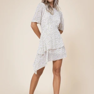 Adoore klänning - Storlek 36, använd 2 gånger. Kan fixa egna bilder om önskas :)   Ord pris 1400kr