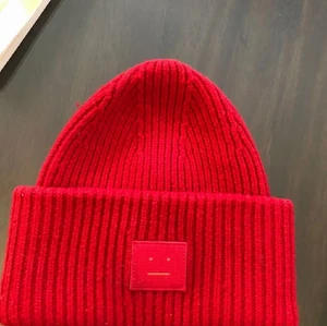 Acne mössa - Lånad bild men säljer exakt likadan. Skriv för fler bilder. Passar perfekt nu till vintern. Säljer för 700 men priset kan diskuteras vid snabb affär 💓