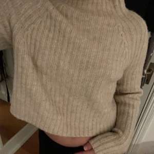 Stickad tröja - Snygg beige stickad tröja som sitter supersnyggt och är jätteskönt. Använd ca 10 gånger men bra skick. Passar mig som brukar ha S/M men passar även XS, frakt tillkommer på 59 kr