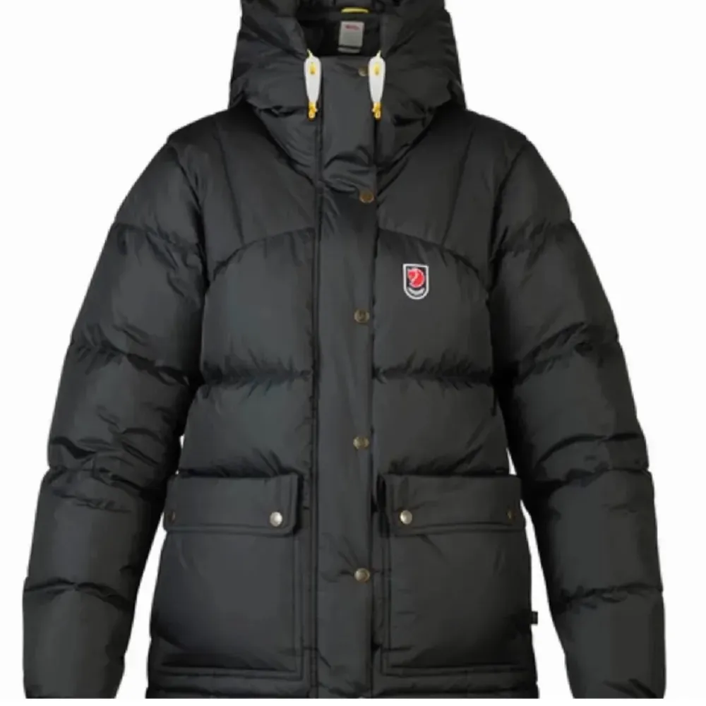 Säljer nu min fjällräven jacka. Storlek XS HERRMODELL. Men passar på mig som är en S/36 på kläder och jackor. Oversized men snyggt. Svart och helt som ny. Finns inga tecken pa användning. Knappast använd alls.😍 Lånad bild så skriv för fler bilder! . Jackor.