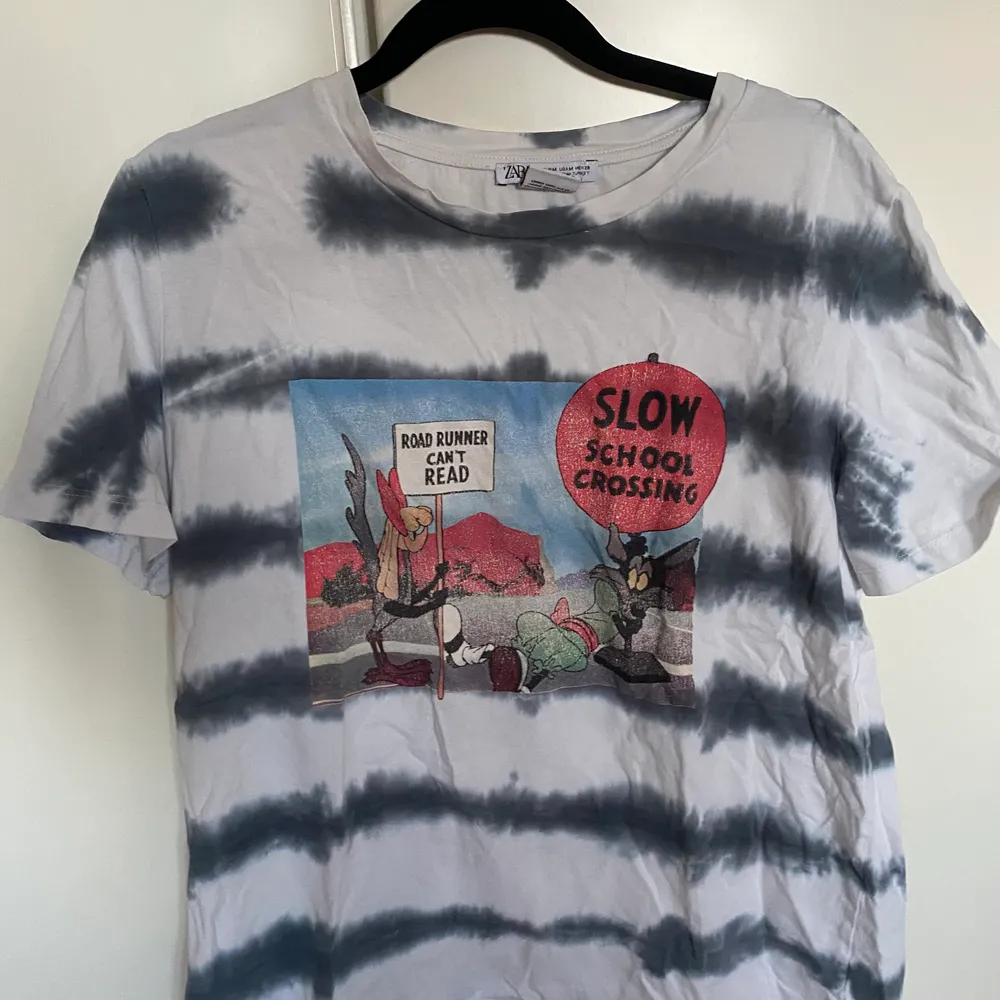 Världens coolaste tisha från Zara. Storlek M men skulle säga mer S! Tryck med Looney Toons karaktärer🤩 Fint skick och stryks självklart innan frakt! Köparen betalar frakten❤️. T-shirts.