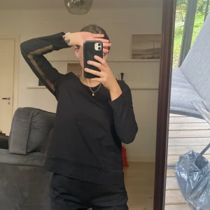 Stilrent från J.lindeberg  - Stil ren långärmad! g Mesh längst insida arm, samt runt tröjan längst ned.(kan skicka fler bilder)  Så gott som ny när det det kommer till skicket.
