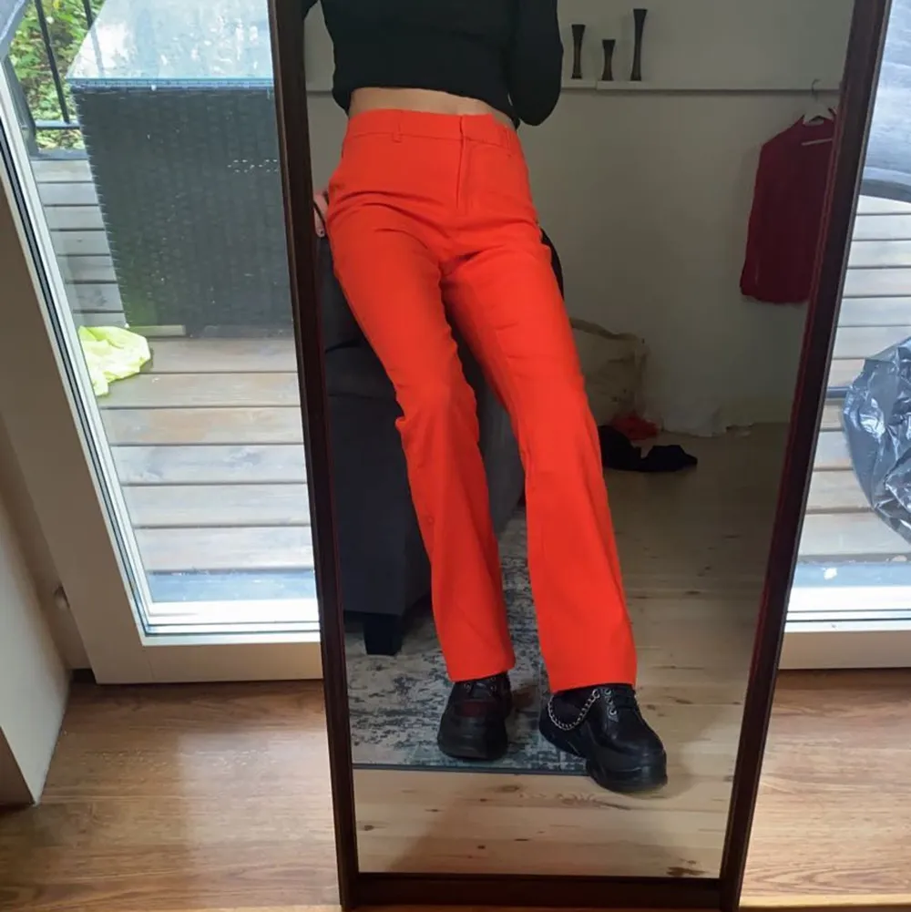 Sjukt snygga orange byxor i ”kostymbyxe stil”, önskar att dem passade mig! Använda 1 gång, så gott som nya. Nypris 620kr. Kostymer.