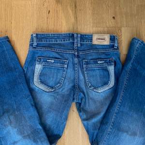 Ett par lågmidjade jeans köpta second hand. Endast använd en gång och inga defekter. Kontakta för fler bilder!