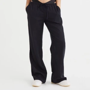 Lågmidjade linnebyxor  - Som nya, stolrek M men passar S lika bra eftersom man kan knyta hur hårt man vill 🖤  📦frakt 66kr spårbar