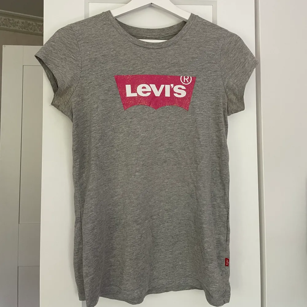 Säljer min gråa Levis t shirt. Säljs då den ej kommer till användning. I storlek 164 men passar xs/s.. T-shirts.