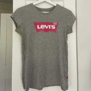 Säljer min gråa Levis t shirt. Säljs då den ej kommer till användning. I storlek 164 men passar xs/s.