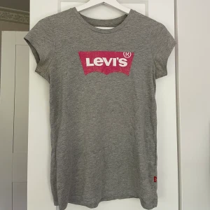 Levis T-shirt - Säljer min gråa Levis t shirt. Säljs då den ej kommer till användning. I storlek 164 men passar xs/s.