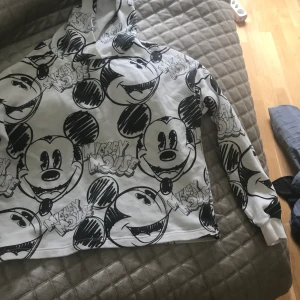        Min fina 🖤perfekta🤍 hoodi  - Hoodi med perfekt värme 🤍🖤cool still och i väldigt bra sick! 