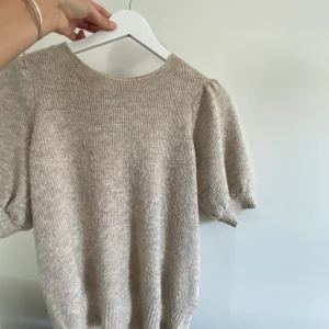 Stickad tröja  - Säljer denna as söta stickade tröjan från vero Moda❤️jätte skön 
