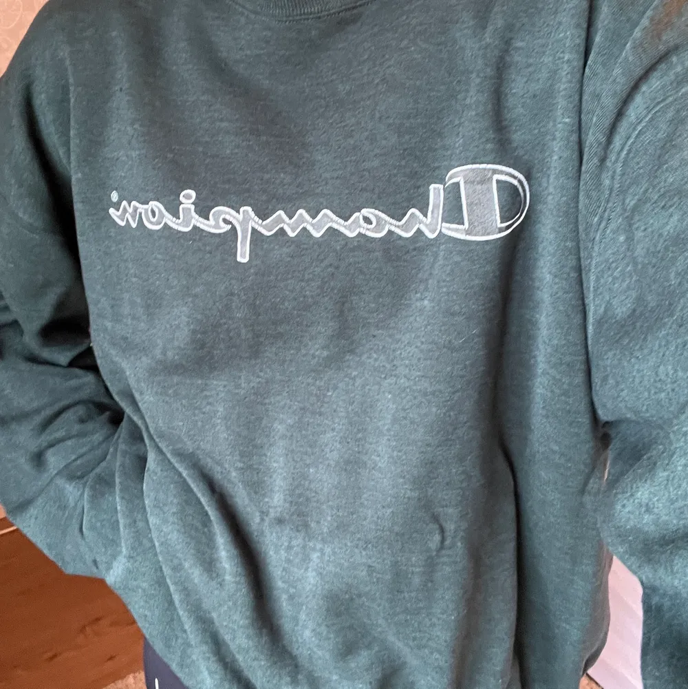 Grön vintage champion sweatshirt 💚 storlek xl men sitter perfekt oversized på mig som vanligtvis bär s/m 😇. Tröjor & Koftor.