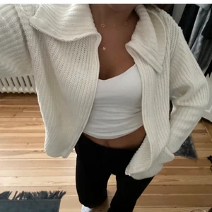 Stickad tröja - Säljer min supersnygga nästa aldrig använda stickad tröja från Gina. Den är i tjockt material och sitter fint!💗 frakt tillkommer. Sitter som en Vanlig M💖