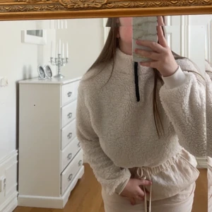 Tröja  - Helt ny. Kommer inte till användning. Super skön💗