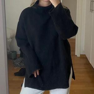 Svart stickad tröja  - Supermysig stickad tröja med polo! Storlek S från HM 🖤 (lite nopprig)