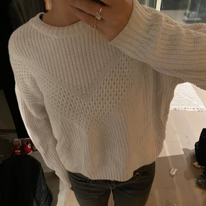 Stickad tröja - Vit stickad tröja från H&M! Skönt material, perfekt inför hösten🍂👌🏽